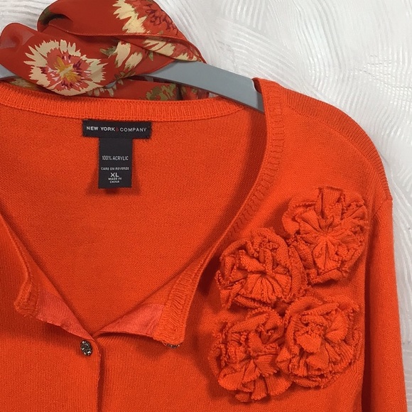 🍊NEW YORK & CO Dark Orange Floral Knit Corsage Jeweled Buttons - Picture 4 of 7